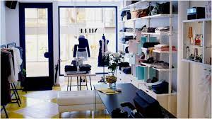 Un negozio che vende jeans o abiti in pelle potrà invece essere arredato con stile urban metropolitano, mentre abiti da uomo griffati potranno contare ad esempio su uno stile minimal. Arredamento Ikea Come Arredare Un Negozio Con Ikea