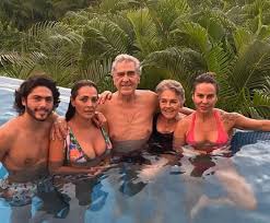 Acompañado de su esposa kate y su hija verónica, el actor eric del castillo fue ingresado la tarde de hoy a un hospital al sur de la ciudad de méxico, al cual entró por su propio pie. No Creo En Las Vacunas Eric Del Castillo Sorprendio Al Revelar Que El Y Su Familia Consumen Dioxido De Cloro Infobae