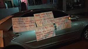 38+ model garasi mobil sederhana samping rumah pictures. Parkir Sembarangan Di Depan Rumah Orang Yang Terjadi Pada Mobil Ini Bikin Kaget Tribun Medan