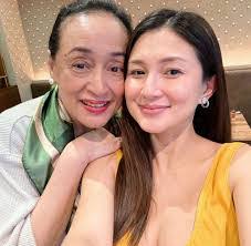 Beth Manzo's Instagram, Twitter & Facebook