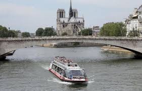 Naufrage Mortel Sur La Seine Le Pilote D Un Bateau Mouche Au Tribunal Bateau Mouche Bateau De Plaisance Tours France