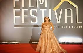 تُرغم الحرب الأهلية التي تدور رحاها في سوريا أفراد أسرة على التحصّن داخل شقّتهم الكائنة في العاصمة دمشق هربًا من الموت، وتمسّكًا بالوطن. 1 Ngsoskaytym