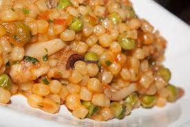 La fregola sarda è una pasta tipica della tradizione gastronomica della sardegna: Fregola Sarda Piccante Con Seppie Piselli Zafferano E Peperoncino Cayenna Ricette Ricette Di Cucina Pasti Italiani