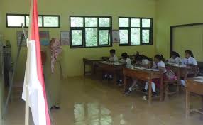 Animasi pak guru sedang mengajar di depan kelas. Sakundoko Pacitan Masih Kekurangan 651 Guru Kelas Dan 80 Guru Agama Pacitanku Com