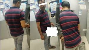 Lelaki tu dianggarkan berusia dalam lingkungan 30an manakala budak perempuan tu mungkin di usia 5 atau 6 tahun, sedang duduk di atas pahanya. Viral Pria Tak Dikenal Pamerkan Alat Kelamin Ke Wanita Di Bilik Atm