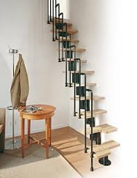 Die Vorgefertigten Karina Treppenstufen Der Serie Fontanot Arke Werden Mit Lackierten Stahlstutzen Und Schw Kleiner Treppenaufgang Haus Interieurs Treppensatze