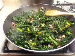 Il cavolo nero è poco conosciuto rispetto alle altre varietà di cavoli e non da tutti apprezzato perché ritenuto ingiustamente povero e non sufficientemente nobile da essere presentato in tavola. Adoro Andare Al Mercato La Ricetta Del Fruttivendolo Pasta Con Cavolo Nero E Pancetta Nonna Papera S Wife