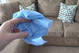 Koltuklarınız bazen eskidiği için kumaş rengini kaybedebilir ya da çocuklar ve evcil daha sonra temiz bir bez yardımıyla koltukları iyice silin. Koltuk Nasil Silinir Dogal Malzemelerle Koltuk Nasil Temizlenir Yemek Com