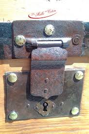 epingle sur malle ancienne