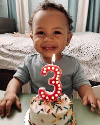 How to create a beautifully colored cake for a 3-year-old's birthday?