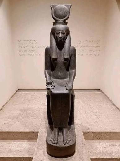 تمثال الإلهة حتحور الذي يظهر في الصورة، والذي يعود إلى فترة حكم أمنحتب الثاني من الأسرة الثامنة عشرة، حوالي عام 1400-1388 قبل الميلاد، هو بالفعل قطعة فنية رائعة. حتحور، التي تُعرف بلقب "