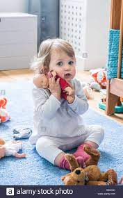16 Monate Altes Baby Spielen In Ihrem Zimmer Stockfotografie Alamy
