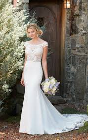 Check spelling or type a new query. Brautkleid Mit Seitlichen Tragern Und Schleppe Aus Spitze