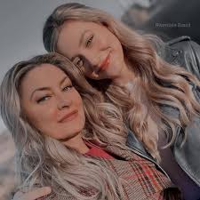 Lili Reinhart and Mädchen Amick behind the scenes ✨