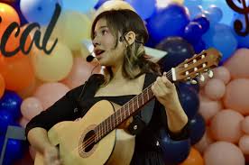 Valery Silva, joven talento de la región andina en el ámbito artístico, da  sus primeros pasos en la música en el año 2021, donde aprende guitarra en  la academia Ciudad Musical, aunque