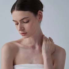 Pendientes de cruz delicados PERIMADE Pendientes pequeños de cruz de oro  Joyería de amistad de plata de ley Regalo de moda para mejores amigos