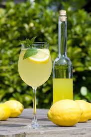 Dopodiché mettetele in un contenitore a chiusura ermetica con l'alcool, possibilmente alternando gli ingredienti a strati. Limoncello Che Cos E Ricetta Gradi Storia E Tradizione