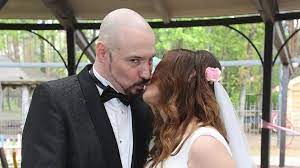 Spát s ní kvůli nízkému věku začal teprve nedávno, přesto už mu v uších znějí svatební zvony. Fotky Ze Svatby Bohuse Matuse 47 S Lucinkou Ktera V Tentyz Den Oslavila I 18 Narozeniny