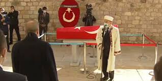 Burhan kuzu'nun ölümüne değinen ataklı, yani oğlunun söylediğine göre, 'durumunun en kritik olduğu' günlerde. Koronavirus Nedeniyle Yasamini Yitiren Burhan Kuzu Son Yolculuguna Ugurlaniyor