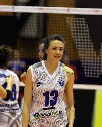 Satranç şampiyonalarının resmi olarak yapılmaya başlandığı 1886'dan beridir hiç kadın dünya şampiyonu olmadığı ve şu anda fide elo sıralamasının ilk 100 sırasında sadece iki tane kadın satranç oyuncusunun bulunduğu bilindiğinde çok da yadırganamayacak tespittir. 0qzeef H2x0som