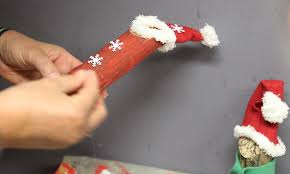 Aus ästen und zweigen lässt sich schöne dekoration oder ein kleines, feines geschenk mal basteln. Basteln Mit Kindern Fur Weihnachten Weihnachtsmanner Aus Holz Muttis Nahkastchen