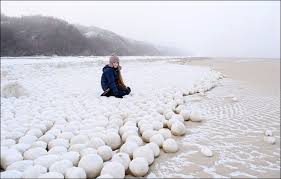 Masz nietypowe hobby, a może szukasz ciekawych inspiracji? Nature Makes Its Own Collection Of Snowballs On The Arctic Shore Of The Gulf Of Ob Natural Phenomena Siberia Frozen In Time