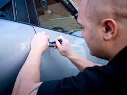 Вскрытие машин: когда нужна помощь мастера и как избежать ошибок