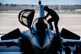 Aujourd'hui, l'armement est devenu une priorité pour de nombreux pays du monde qui chaque année dépensent des budgets astronomiques dans l'équipement militaire. Des Rafale Traversent L Atlantique Pour Embarquer Avec L Us Navy Le Point