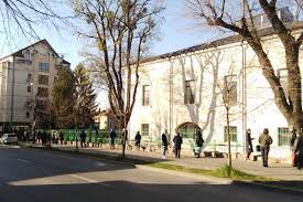 „sper să nu fi molipsit vreunul dintre lucian miron, medic la institutul regional de oncologie iași, a fost testat pozitiv cu noul coronavirus. Cozi Infernale La Institutul Regional De Oncologie Iasi Nord Est News