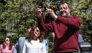 Chef rubio è tornato all'attacco contro il leader leghista matteo salvini, criticando la sua uscita con la fidanzata francesca noi invece subiamo qualsiasi tipo di angheria, prepotenza e stronz*** stando a casa, scrive su twitter chef rubio pubblicando un articolo con la foto di salvini e la fidanzata. Matteo Salvini 5 Cose Sulla Nuova Fidanzata Francesca Verdini