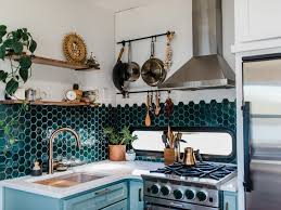 Are you wondering how to incorporate emerald green, the color of the year according to pantone, in your home decor? Green Kitchens Ideas For A Lively Space