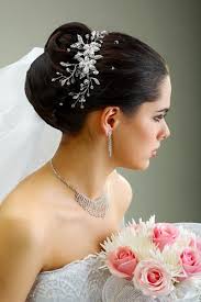Hochsteckfrisuren hochzeit hubsche frisuren fur die braut. Chignon Mit Schleier Hochzeitsfrisuren Brautfrisuren Mit Schleier Und Diadem