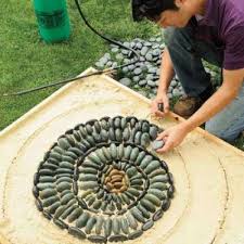 Auch Liebhaber Von Mosaik Erstellen Sie Einen Mosaik Gartenweg Mit Steinen 14 Wunderbare Beispiele Tuinpad Tuin Ideeen Doe Het Zelf Tuin