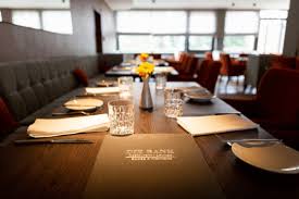 The popular the bank beef tatar, seafood on ice, fresh fish in different variations, meat from a lavastone grill and also vegetarian dishes can be found on the menu. Die Bank Home