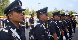 Ketua polis kelantan, deputi komisioner shafien mamat, berkata penahanan suspek dilakukan susulan aduan yang diterima keluarga teman lelaki suspek yang curiga dengan kelakuan rakan anaknya itu sepanjang menumpang di kediaman mereka. Rodong Koi Belaka Syarat Kelayakan Jadi Polis