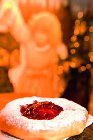 Kiachl Is One Of The Most Famous Dishes On A Christmas Market You Can Choose Between 2 Alternatives A Sweet One With Jam Or S Rezepte Essen Essen Und Trinken