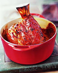 Le jarret de veau est une production bovine de la catégorie morceaux maigres composé de viande gélatineuse et d'os à moelle pour des recettes raffinées. Recette Jarret De Veau Laque Marie Claire