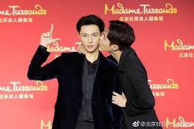 Exo S Lay Meets His Wax Figure At Madame Tussauds In Beijing Soompi Sehun Chanyeol Suho