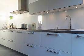 lange witte glazen keukenwand keuken achterwand keuken praxis keuken
