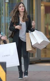 Mamá de martín y lucas. Carbonillas Family Sara Carbonero Shopping With Her Sister Irene