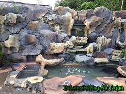 Dengan adanya tebing relief ditambah dengan kolam karenanya terciptalah suasana air terjun yang bisa menghilangkan penat sesudah seharian berprofesi. Aster Art Jasa Pembuatan Kolam Jakarta Kolam Tebing Air Terjun Batu Buatan Kolam Air Macur Batu Kali Alam Tukang Kolam Jaka Air Mancur Lanskap Taman Indah