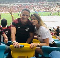 Acho que esse foi nosso primeiro dia depois do pedido de namoro que foi  feito com flores e tudo mais!!! A vida me completa mas ela faz a minha vida  ter outro