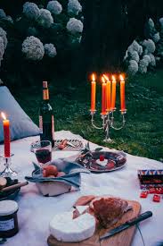 7 706 797 tykkäystä · 55 261 puhuu tästä. Feast Outside Romantisches Picknick Mit Kase Und Wein Und Einer Gemutlichen Runde Domino Ein Schon Romantisches Picknick Picknick Ideen Romantische Picknicks