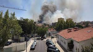Contactada pela agência lusa, a comissário sónia pestana adiantou que as chamas deflagraram às 14:58, na cave do lar. Lisboa Incendio Na Penha De Franca Obriga A Evacuacao De Infantario E Creche Renascenca V