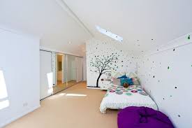 Jugendzimmer Mit Dachschrage Weisse Wande Wandtattoo Bilder Jugendzimmer Zimmer Wandbilder Kinderzimmer