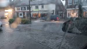 Het knmi kondigde code geel af wegens kans op blikseminslag, hagel, windstoten en veel. Straten Ondergelopen Na Stortregen In Zuiden Van Nederland Noorden Staat Hetzelfde Lot Te Wachten Binnenland Ad Nl