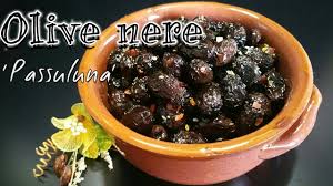 Olive nere dolci, olio di girasole, sale, aromi naturali, peperoncino dolce, origano, semi di finocchio, aglio. Olive Nere Sottolio Passuluna Youtube