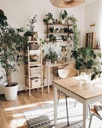 Amenagement Salon Salle A Manger 30m2 Sejour Cosy Et Fonctionnel Bois Et Beaucoup De Plantes Vertes A Courtyard Often Has En 2020 Deco Sejour Amenagement Salon Deco