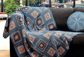 In dieser einfachen anleitung zeigen wir, wie sie ein zick zack muster häkeln. Granny Square Decke Mit Kettmaschen Stricken Und Hakeln