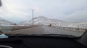 منظره زیبای گردنه برفی علی آباد/ بارش اولین برف در روستاهای یزد و خوشحالی مردم+فیلم